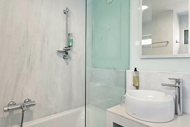 Akti Palace - Wohnbeispiel Badezimmer Doppelzimmer Gartenblick (Zimmercodierung D1G)