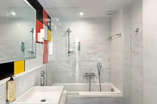 Akti Palace - Wohnbeispiel Badezimmer Doppelzimmer Gartenblick (Zimmercodierung D1G)