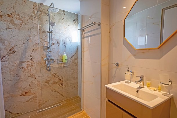 Costa Angela - Wohnbeispiel Doppelzimmer (Badezimmer) (Zimmercodierungen DB1 & DB2)