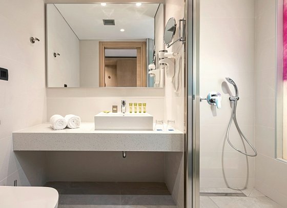 Blue Lagoon Ocean - Wohnbeispiel Badezimmer aller Doppelzimmer (Zimmercodierungen D1G & D1M)