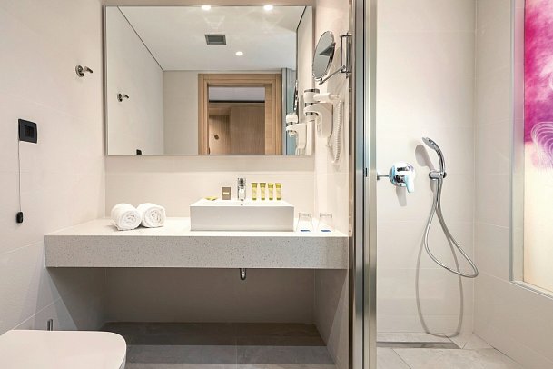 Blue Lagoon Ocean - Wohnbeispiel Badezimmer aller Doppelzimmer (Zimmercodierungen D1G & D1M)