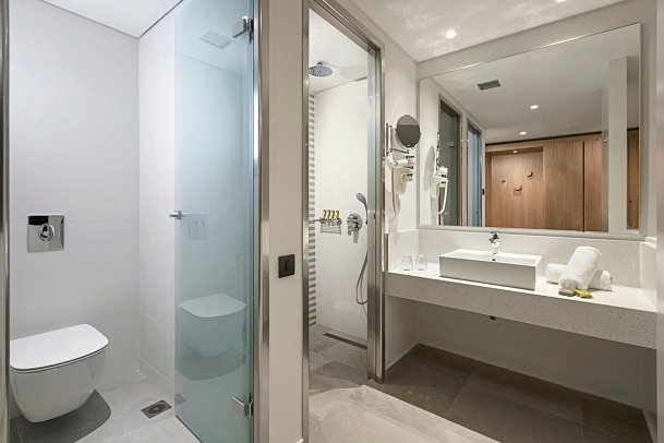 Blue Lagoon Ocean - Wohnbeispiel Badezimmer aller Juniorsuiten (Zimmercodierungen J1G & J1M)