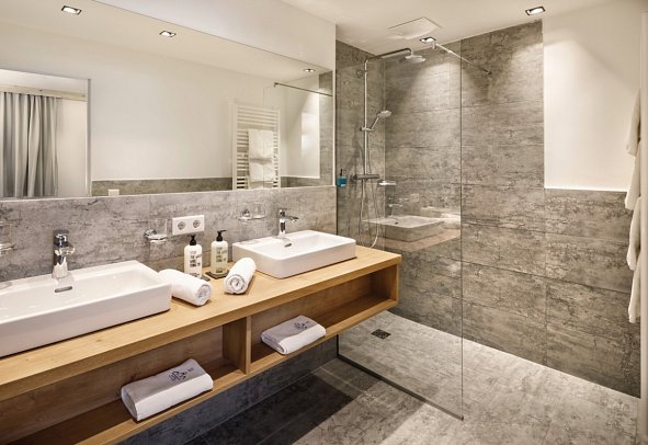 Familienhotel Hinteregger - Wohnbeispiel Badezimmer Appartement Zirbe