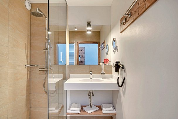 COOEE alpin Hotel Bad Kleinkirchheim - Beispiel Bad Familienunterbringung (Zimmercodierung FB1)