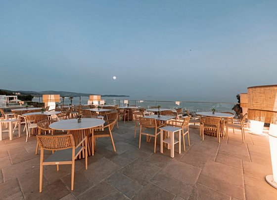 Acron Seaside Suites