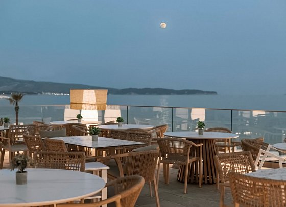 Acron Seaside Suites