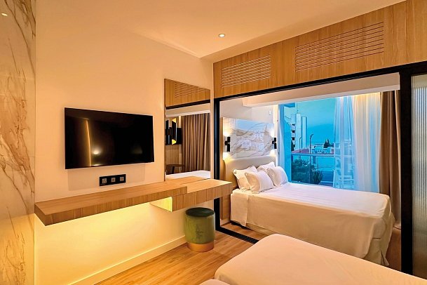 Cavo Maris Beach - Wohnbeispiel Familienzimmer Superior (Zimmercodierungen FSN & FSM)