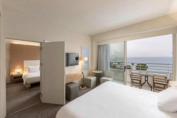 Capo Bay Hotel - Wohnbeispiel Familienzimmer mit Verbindungstür Meerblick (Zimmercodierung FVM)