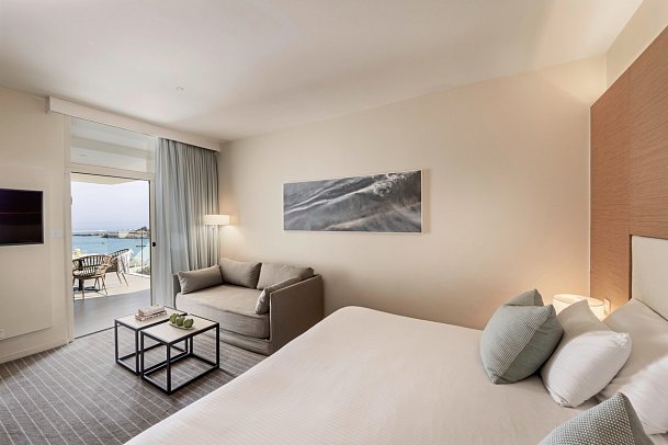 Capo Bay Hotel - Wohnbeispiel Doppelzimmer Deluxe Meerblick (Zimmercodierung DDM)