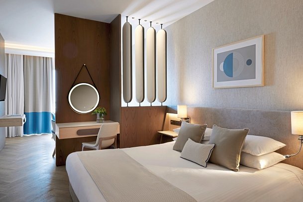 Mediterranean Beach Hotel - Wohnbeispiel Juniorsuite mit Pool- und Meerblick (Zimmercodierung JBM)