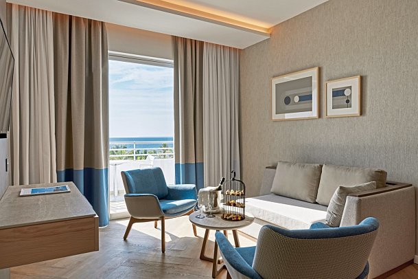 Mediterranean Beach Hotel - Wohnbeispiel Juniorsuite mit Pool- und Meerblick (Zimmercodierung JBM)