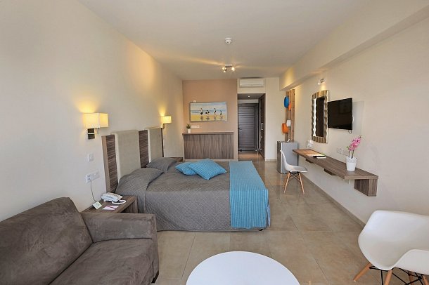 Nelia Gardens Hotel - Wohnbeispiel Familienzimmer Poolblick (Zimmercodierung FBP)