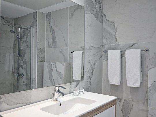 Atlantica Sancta Napa - Beispiel Bad Familienzimmer mit Schiebetür (Zimmercodierungen FBL & FBP)