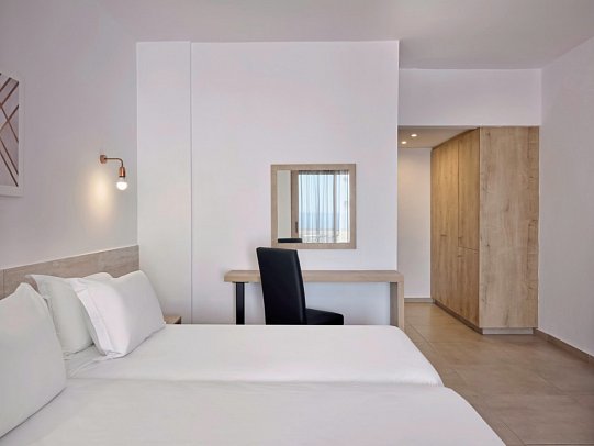 Atlantica Panthea Resort - Wohnbeispiel Familienzimmer Meerblick (Zimmercodierung FBM)