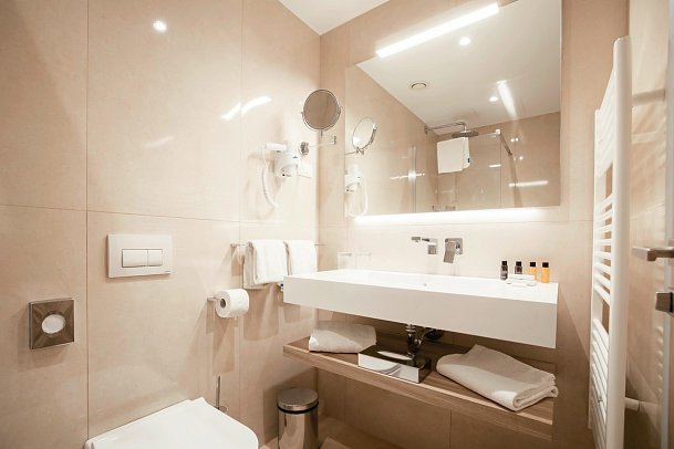 Hotel Riviera - Beispiel Bad (Zimmercodierungen DB1, DB2, DBM, TB1 & FBM)