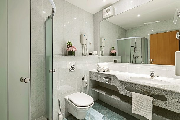 Ramada Hotel & Suites by Wyndham Kranjska Gora - Beispiel Bad