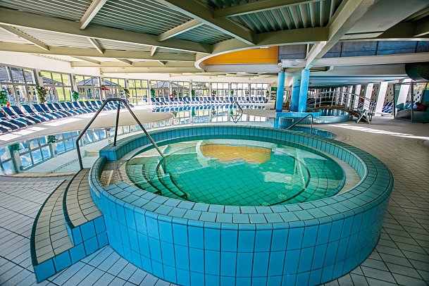 Ramada Hotel & Suites by Wyndham Kranjska Gora - Hallenbad Nachbarhotel Ramada Resort