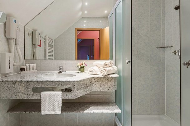 Ramada Hotel & Suites by Wyndham Kranjska Gora - Beispiel Bad