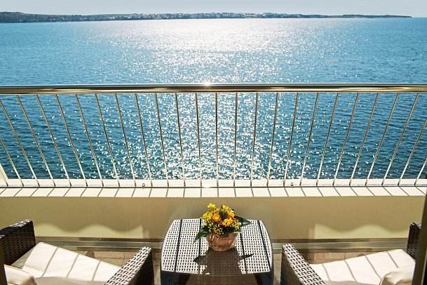 Grand Hotel Bernardin - Beispiel Balkon Doppelzimmer Deluxe Meerblick (Zimmercodierung DDM)
