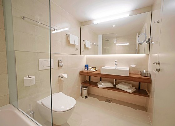 Grand Hotel Bernardin - Beispiel Bad Doppelzimmer Deluxe Meerblick (Zimmercodierung DDM)
