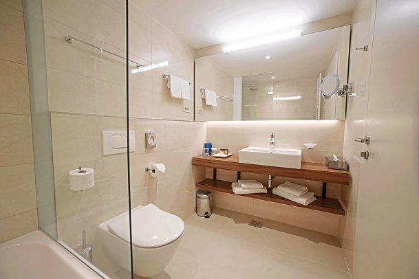 Grand Hotel Bernardin - Beispiel Bad Doppelzimmer Deluxe Meerblick (Zimmercodierung DDM)