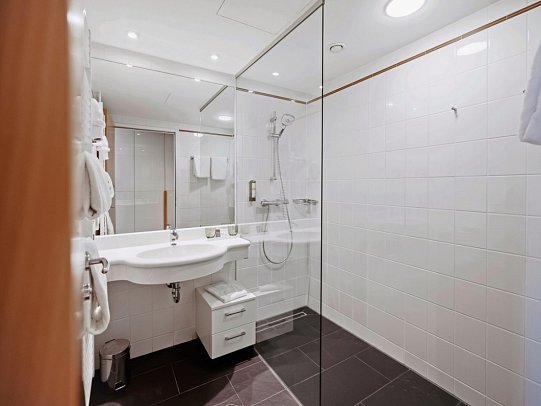 4*S Hotel Spa Resort Geinberg - Beispiel Bad Doppelzimmer Klassik (Zimmercodierung DB1)