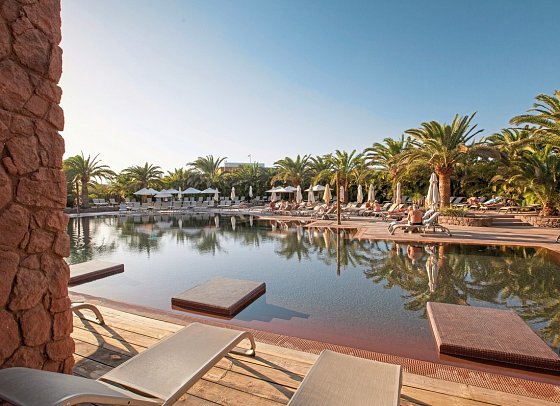 Lopesan Baobab Resort - Beispiel Terrasse Familienzimmer mit Poolzugang (Zimmercodierung FB2)