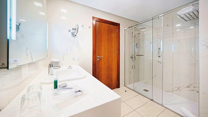 Bull Reina Isabel & Spa - Beispiel Bad (Zimmercodierungen DB1 & DC1)