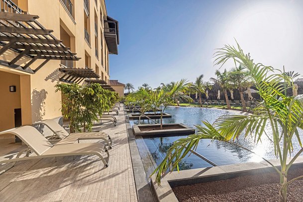 Lopesan Costa Meloneras Resort & Spa - Beispiel Pool-Terrasse Doppelzimmer Premium (Zimmercodierung DMQ)