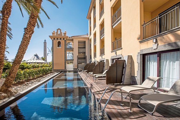 Lopesan Costa Meloneras Resort & Spa - Beispiel Pool-Terrasse Doppelzimmer Premium (Zimmercodierung DM1)
