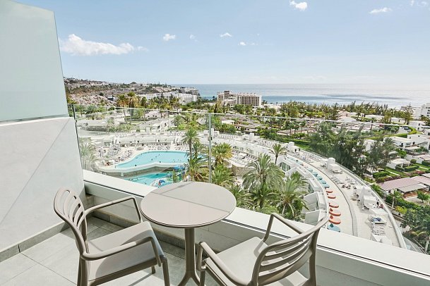 Gloria Palace San Agustín Thalasso & Hotel - Beispiel Balkon Doppelzimmer Meerblick (Zimmercodierung D2M)