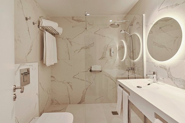 Gloria Palace San Agustín Thalasso & Hotel - Beispiel Bad Familienzimmer (Zimmercodierung FB1)