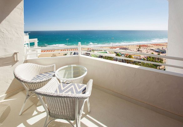 Corallium Dunamar by Lopesan Hotels - Beispiel Balkon Doppelzimmer Deluxe Meerblick (Zimmercodierung DD2)