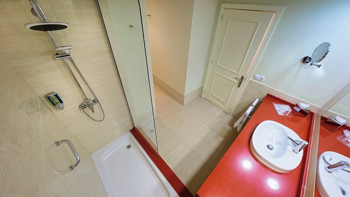 Bull Hotel Costa Canaria & Spa - Beispiel Bad (Zimmercodierungen DE1, DBG.DGN, DGM & DBD)