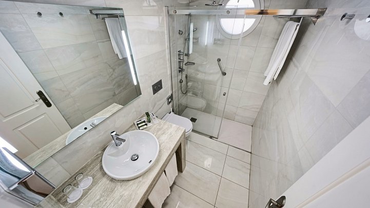 Bull Costa Canaria & Spa - Beispiel Bad Doppelzimmer Deluxe (Zimmercodierung DDG)