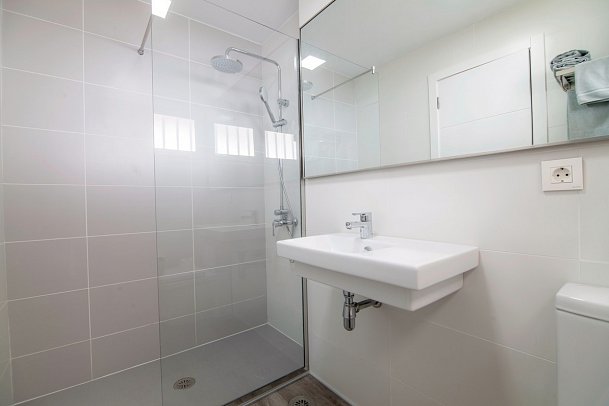 Corona Roja - Wohnbeispiel renoviertes Bad (Zimmercodierungen SB2, AB2 & OB2)