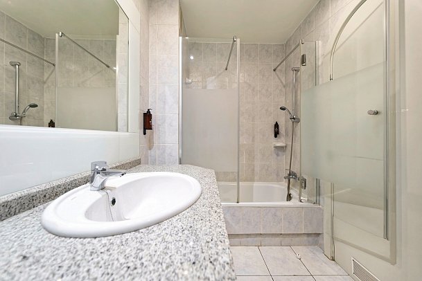 Sporthotel Monte Feliz - powered by Playitas - Beispiel Bad Studio (Zimmercodierung SB1)