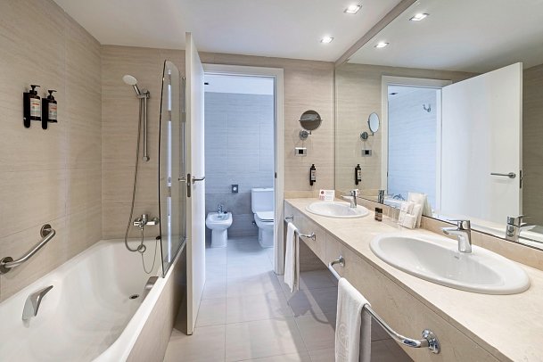 Cristina by Tigotan - Beispiel Bad Doppelzimmer Superior (Zimmercodierung DS1)