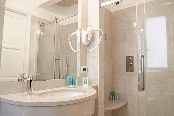 Royal - Wohnbeispiel Doppelzimmer (Bad) (Zimmercodierungen DE1, DB1, DBI, DS1 & DSI)