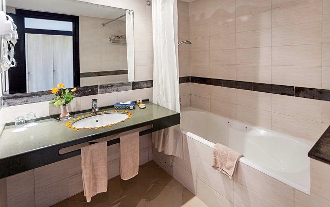 Seabel Alhambra Beach Golf & Spa - Wohnbeispiel Bad (Zimmercodierungen BB1, BE1, BC1, OB1, DCU, DSU, FBU & D2Q)