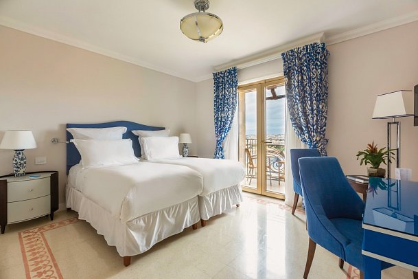 The Phoenicia Hotel - Wohnbeispiel Doppelzimmer Deluxe Hafenblick (Zimmercodierung DDH)