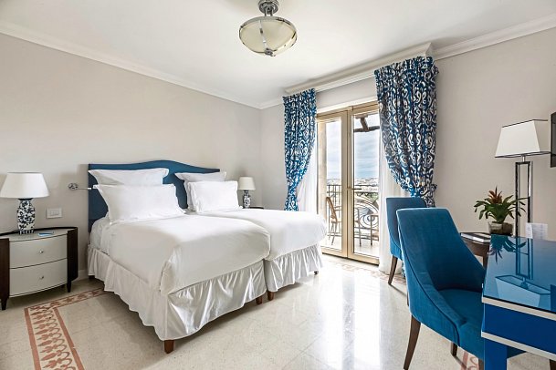 The Phoenicia Hotel - Wohnbeispiel Doppelzimmer Deluxe Hafenblick (Zimmercodierung DDH)