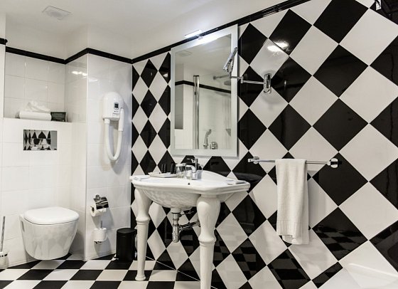 AX Victoria Hotel - Badbeispiel Junior-Suite (Zimmercodierung JB1)