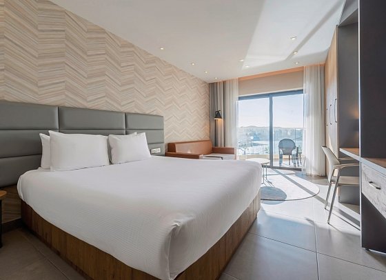 DoubleTree by Hilton Malta - Wohnbeispiel Doppelzimmer Queen Guest Room mit Meerblick (Zimmercodierung D1M)