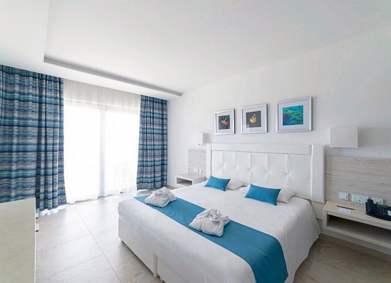 Ramla Bay Resort - Wohnbeispiel Doppelzimmer Deluxe Meerblick (Zimmercodierung DDM)