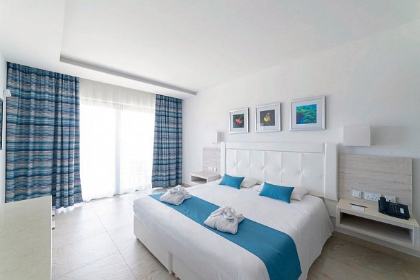 Ramla Bay Resort - Wohnbeispiel Doppelzimmer Deluxe Meerblick (Zimmercodierung DDM)