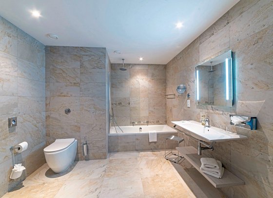 Ramla Bay Resort - Badbeispiel Suite Meerblick (Zimmercodierung WBM)