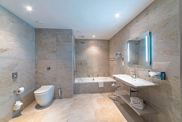 Ramla Bay Resort - Badbeispiel Suite Meerblick (Zimmercodierung WBM)