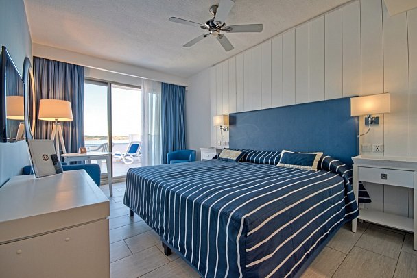 db Seabank Hotel & Spa - Wohnbeispiel Doppelzimmer Meerblick mit Terrasse (Zimmercodierung D1M)