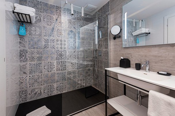 Boutique Hotel Juliani - Badbeispiel (Zimmercodierungen DB1, DDM & J1M)